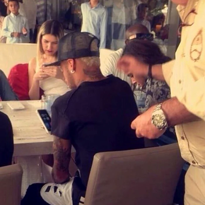 Neymar a lua masa în Barcelona cu fosta sa iubită