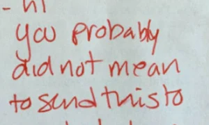 Acesta este bilețelul pe care tânăra l a primit de la șeful ei jpeg