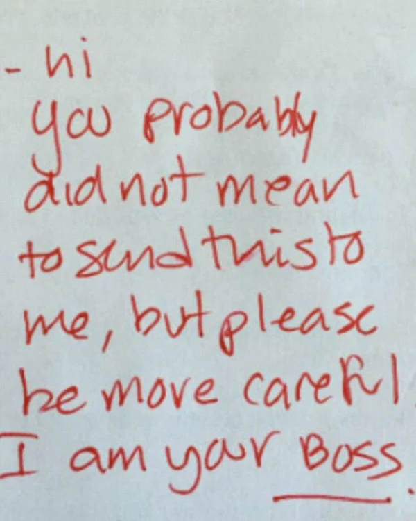 Acesta este bilețelul pe care tânăra l-a primit de la șeful ei