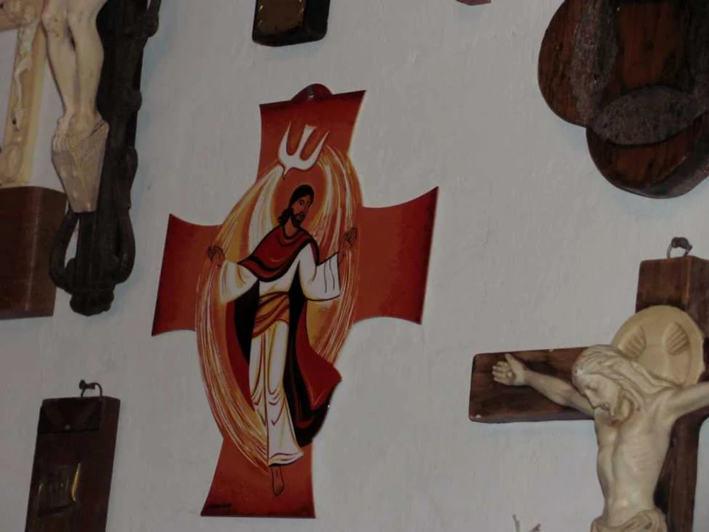 Un preot greco-catolic din Cluj, Remus Tegzeşiu, are peste 500 de cruci într-un muzeu lângă biserica sa de la marginea oraşului. Biserica ridicată de părinte are câteva lucruri neobişnuite: a fost construită pe 4 stâlpi reprezentându-i simbolic pe cei 4 evanghelişti, are la intrare 12 coloane înfăţişându-i pe cei 12 apostoli, Dumnezeu Tatăl poate fi văzut din balconul corului, are o relicvă din Sfânta Cruce şi moaşte ale Sfântului Andrei, dar şi o cruce 3D în vârf   FOTO: Florina Pop