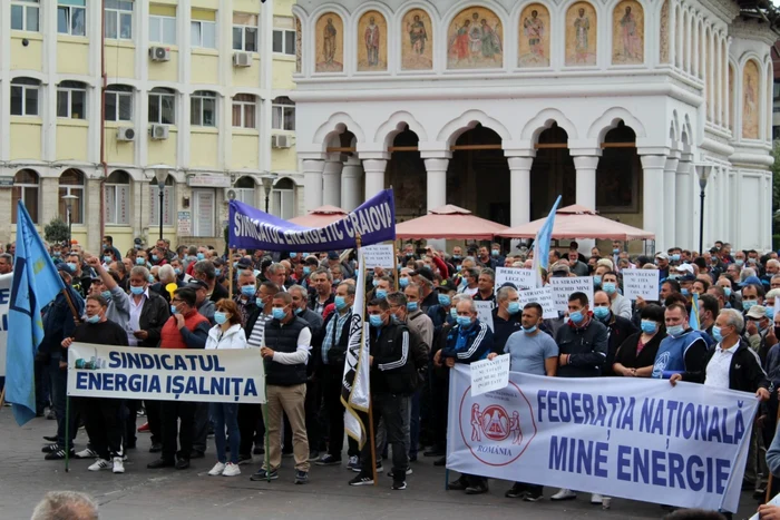 Peste 500 de persoane au protestat la Târgu Jiu