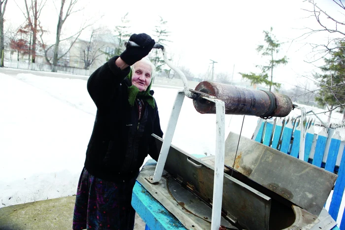 Specialiştii spun că apa din majoritatea fântânilor nu este bună de băut. Foto: Dumitru Goncear