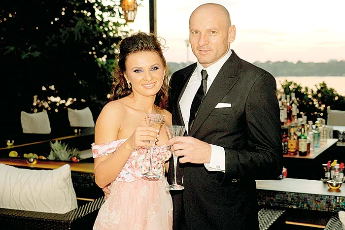 Mirela Stelea a fost  surprinsă ieri de  fotoreporterii Click!  tristă, când pleca de  la atelier pentru a-și  rezolva câteva probleme (Fotografii: Mihai Ionescu)