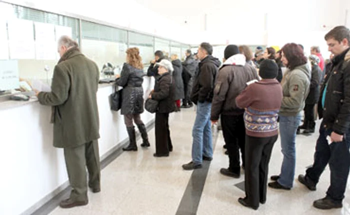 În fiecare an, în ultimele zile ale lunii martie, se făceau cozi mari la ghişeele de taxe şi impozite