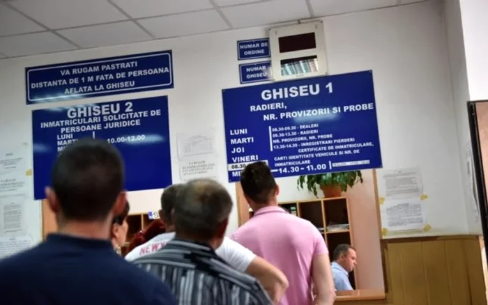 Polițiștii de la ghișee vor putea da amenzi