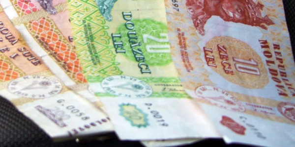 Leul moldovenesc s-a apreciat faţă de dolar cu peste 2%