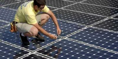 Mai multe parcuri de panouri solare vor fi construite anul viitor. FOTO: Arhivă