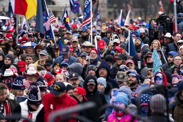 Protestatarii americani susținători ai lui Trump au vandalizat sediul Capitoliului