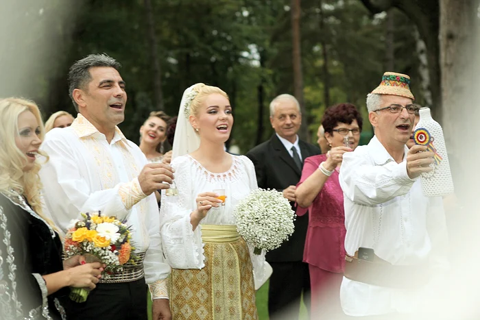
    Marcel Toader, mireasa Maria  Constantin, Silviu Prigoană şi  blonda lui, au dănţuit până-n zori  