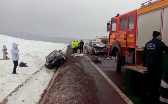 Doua echipaje de la descarcerarea încearcă eliberarea victimelor din resturile autoturismelor FOTO ISU Braşov