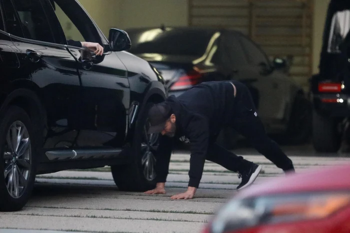 ... aşa că tati  îi pregăteşte  o surpriză...