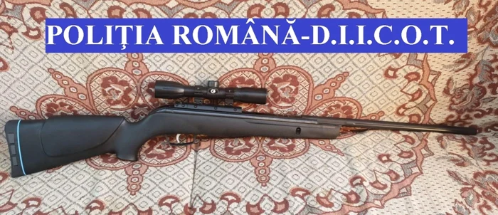 O puşcă neletală, cu muniţie airsoft, prevăzută cu lunetă Imagine: IGPR/DIICOT