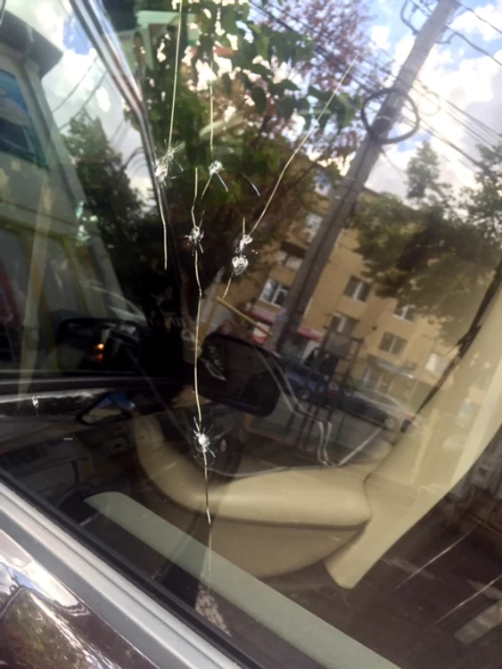 Deputatul spune că în geamul din stânga spate al autoturismului s-ar fi tras cu un pistol de peste 10 ori