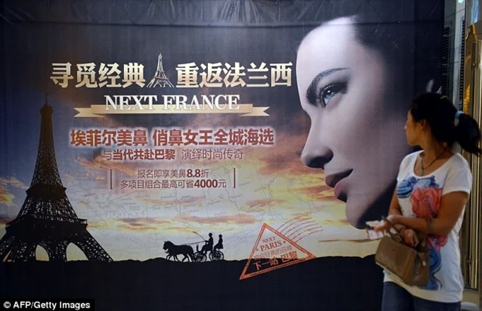 Panourile promoţionale care promovează astfel de operaţii estetice au împânzit străzile din China