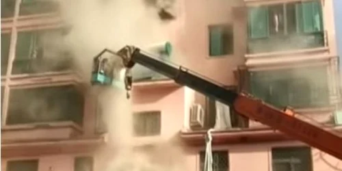 Persoane salvate cu o macara dintr-un incendiu in China Captura RT