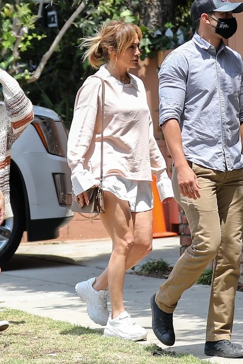 Paparazzi au descoperit celulita pe picioarele divei la o plimbare a acesteia cu Ben Affleck în Santa Monicafoto: Profimedia