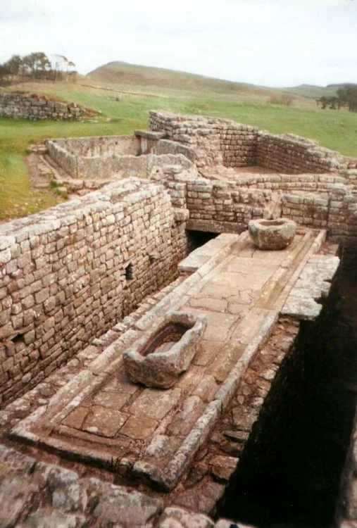 Toaletă romană descoperită în unele dintre forturile de la zidul lui Hadrian FOTO toilet-guru.com