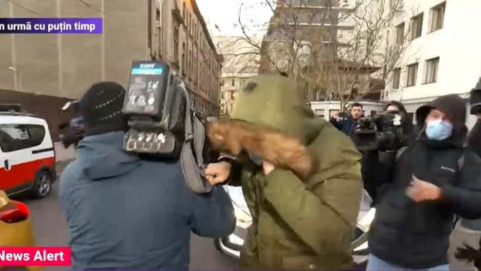 Polițistul s-a îmbrâncit cu jurnaliștii, după audieri Foto: captură Digi