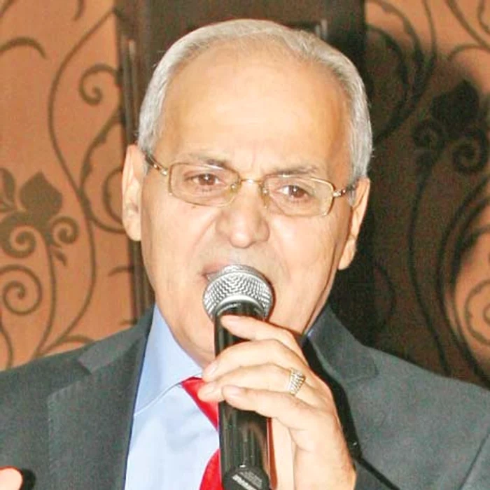 Pe Nelu Ploieşteanu  îl găsiţi la “Terasa cu  flori” din Mamaia