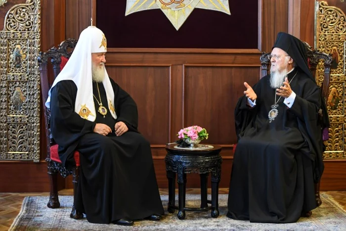 Patriarhul rus Kiril, intr-o intalnire cu Patriarhul Constantinopolului, Bartolomeu, la Istanbul FOTO AFP