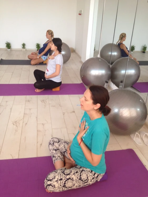 Yoga are beneficii pentru mămicile însărcinate. foto: flowrina