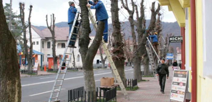 Iluminat festiv cu ornamente vechi