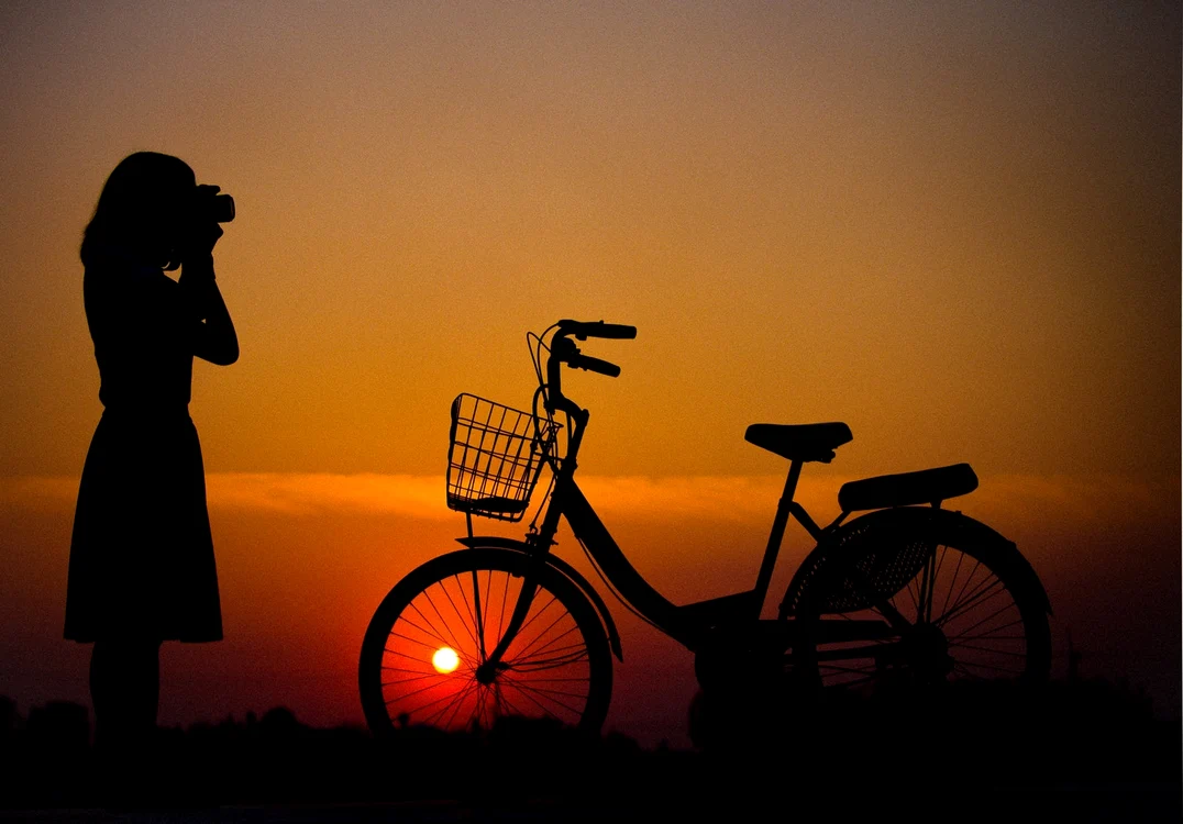 femeie cu bicicleta jpg jpeg