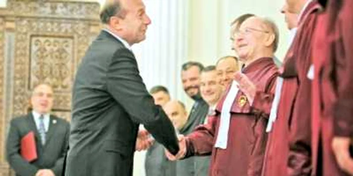 Traian Băsescu i-a decorat, recent, pe judecătorii Curţii Constituţionale   