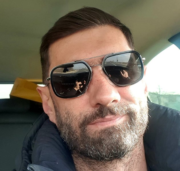 Chirurgul care i-a deformat sânii unei femei internate pentru lifting mamar, destituit din funcția de șef de secție. Este supraviețuitor al accidentului aviatic din Apuseni