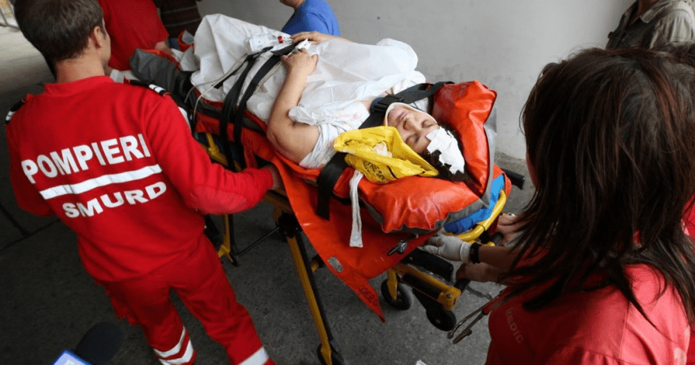 Doi pompieri și un cadru medical, spulberați de o mașină în timp ce îngrijeau victima unui alt accident
