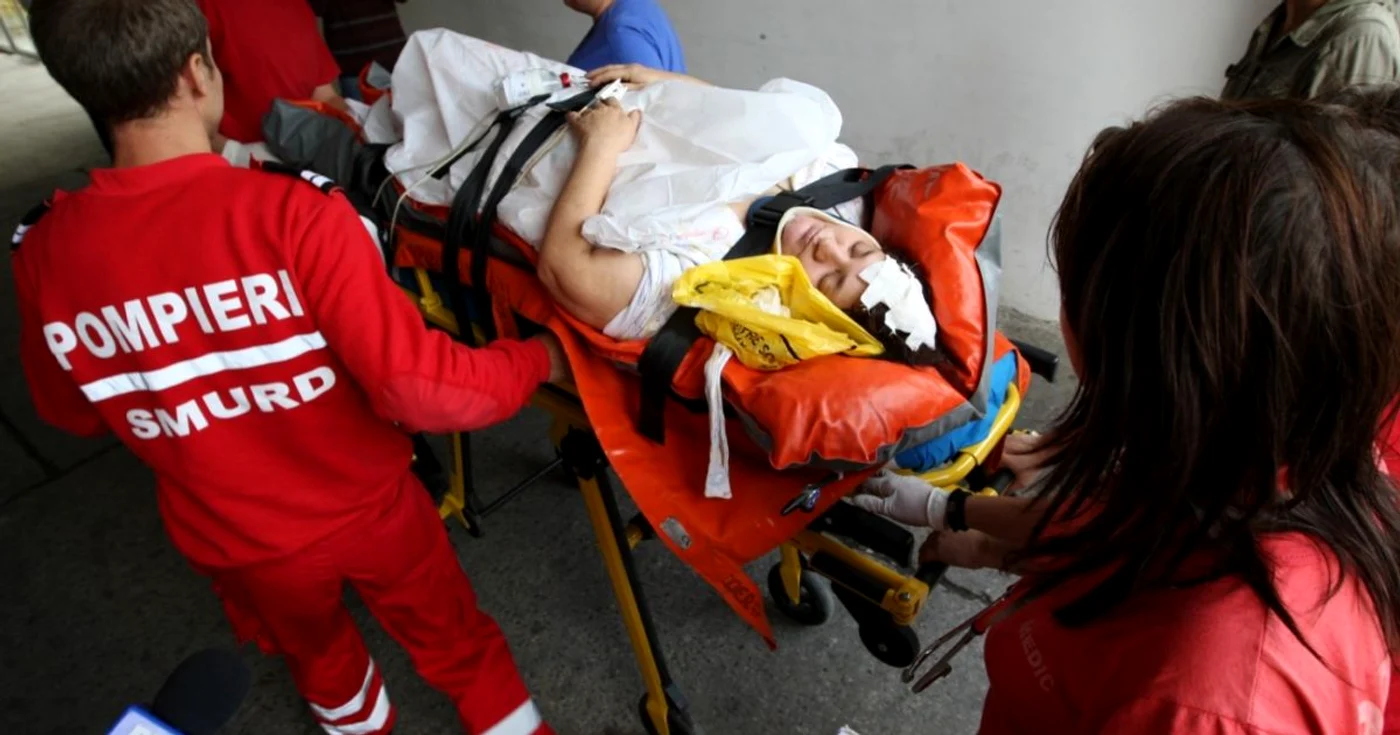Un pompierul și cadrul medical au fost spitalizați în urma accidentului FOTO arhivă Adevărul