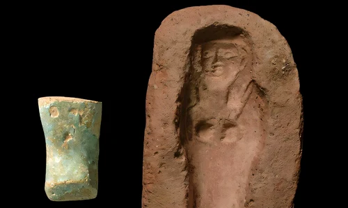 Un „șabti” din faianță verde, descoperit în atelier, o matriță similară din interiorul templului