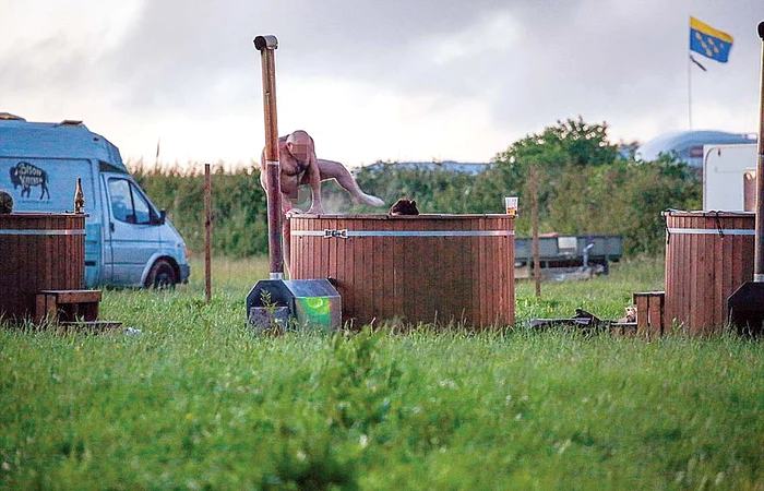 La festival au fost aduse mai multe jacuzzi în care participanţii şi-au făcut de cap