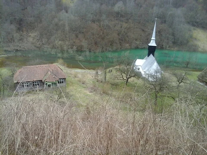 Apele otrăvite, verzi, ale lacului ajung la biserica veche de peste 200 de ani din Vinţa. Sursa foto: Vasile Bîrdea