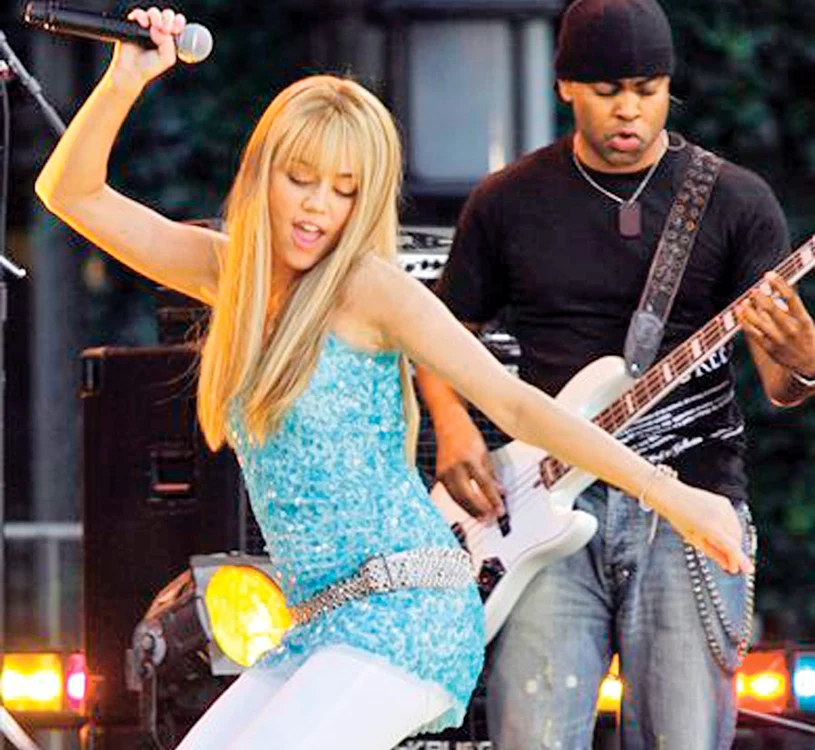 La cei 19 ani,  actriţa Miley Cyrus debordează  de sex-appeal (foto: Guliver)