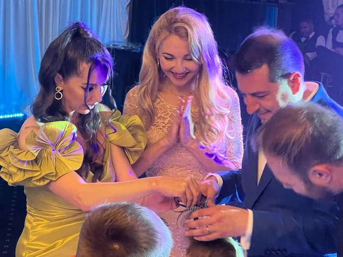 Simona Nae cu sotul si nasii la taierea motului