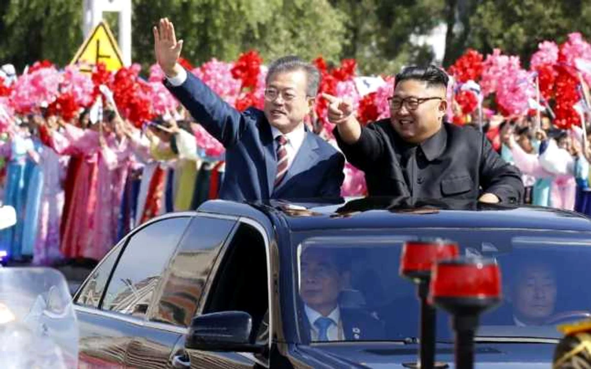 Liderii sud-coreean Moon Jae-in (stânga) şi nord-coreean Kim Jong-un în cadrul unei întâlniri recente la Phenian FOTO Arhivă