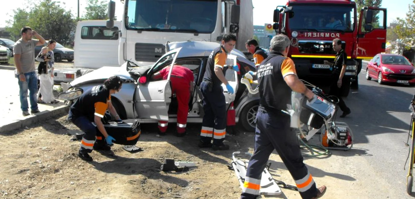 Accident grav la Slobozia. Opel izbit de TIR