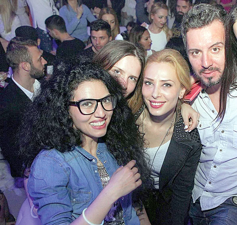
    Protagoniste au fost Cristina Cioran şi Doiniţa Oancea, aceasta din urmă părăsind show-ul de la PRO TV. Pentru că emisiunea e înregistrată, acest duel s-a filmat în urmă cu o lună, iar sursele Click! spun că Doiniţa (32 de ani) ar fi fost nevoită să iasă   