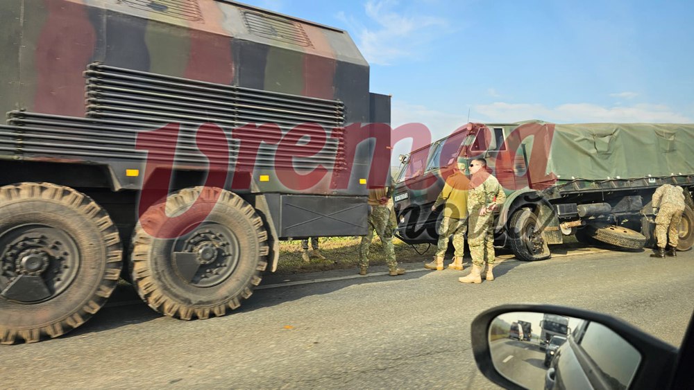 Un convoi militar a rămas blocat pe un drum european. Anvelopa unui camion plin cu tehnică militară a explodat