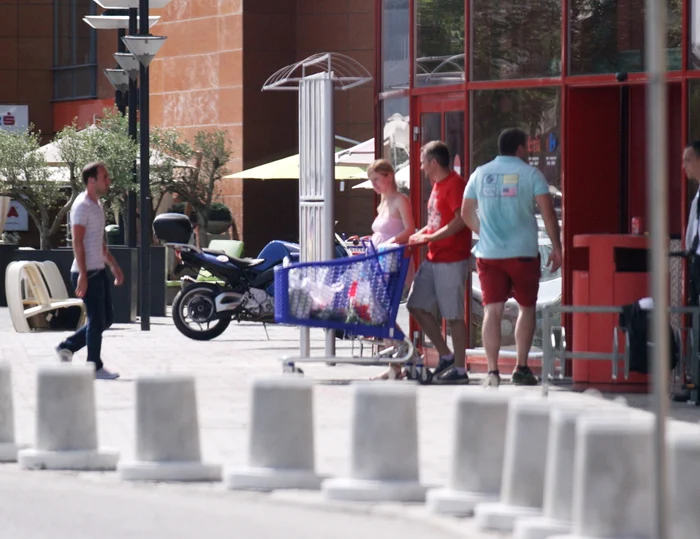 Florin şi soţia lui, Ioana, au fost împreună la cumpărături (foto: ALEX MUSCALIU)