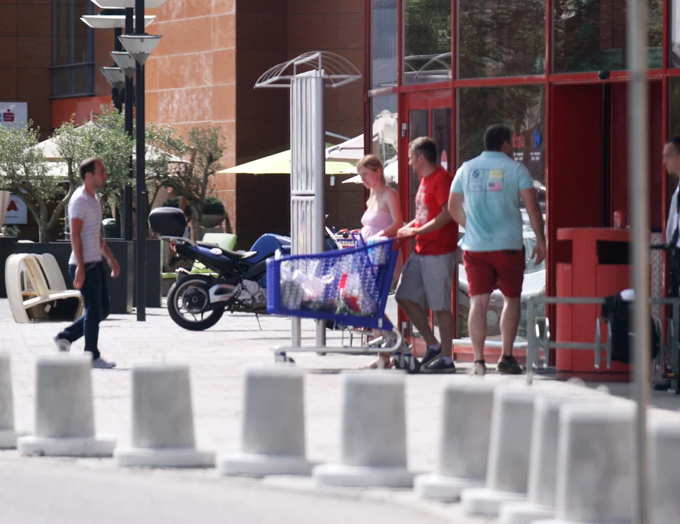 Florin şi soţia lui, Ioana, au fost împreună la cumpărături (foto: ALEX MUSCALIU)