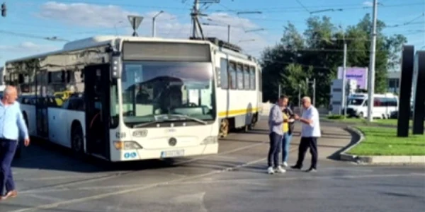 Un tramvai a lovit un autobuz STB Foto Captură Digi24 TV