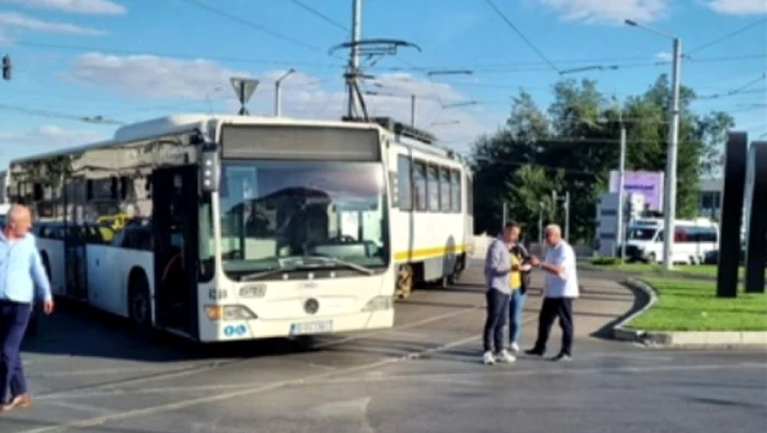 Un tramvai a lovit un autobuz STB. Foto: Captură Digi24 TV