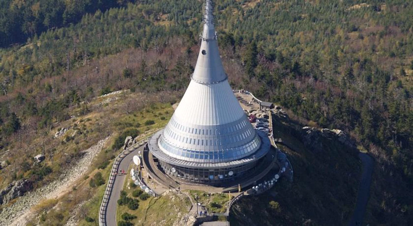 Este situat la o altitudine de 1 012 metri, de unde poți admira o priveliște panoramică a întregii regiuni rurale.
