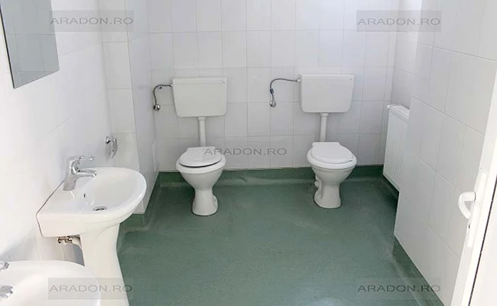 
    Așa arată grupul sanitar cu cele două WC-uri alăturateFoto: aradon.ro  