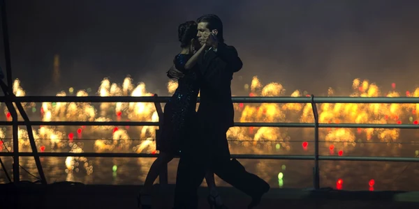 Un cuplu dansează tango în fundal explodează artificii în cartierul La Boca din Buenos Aires Argentina FOTO AP