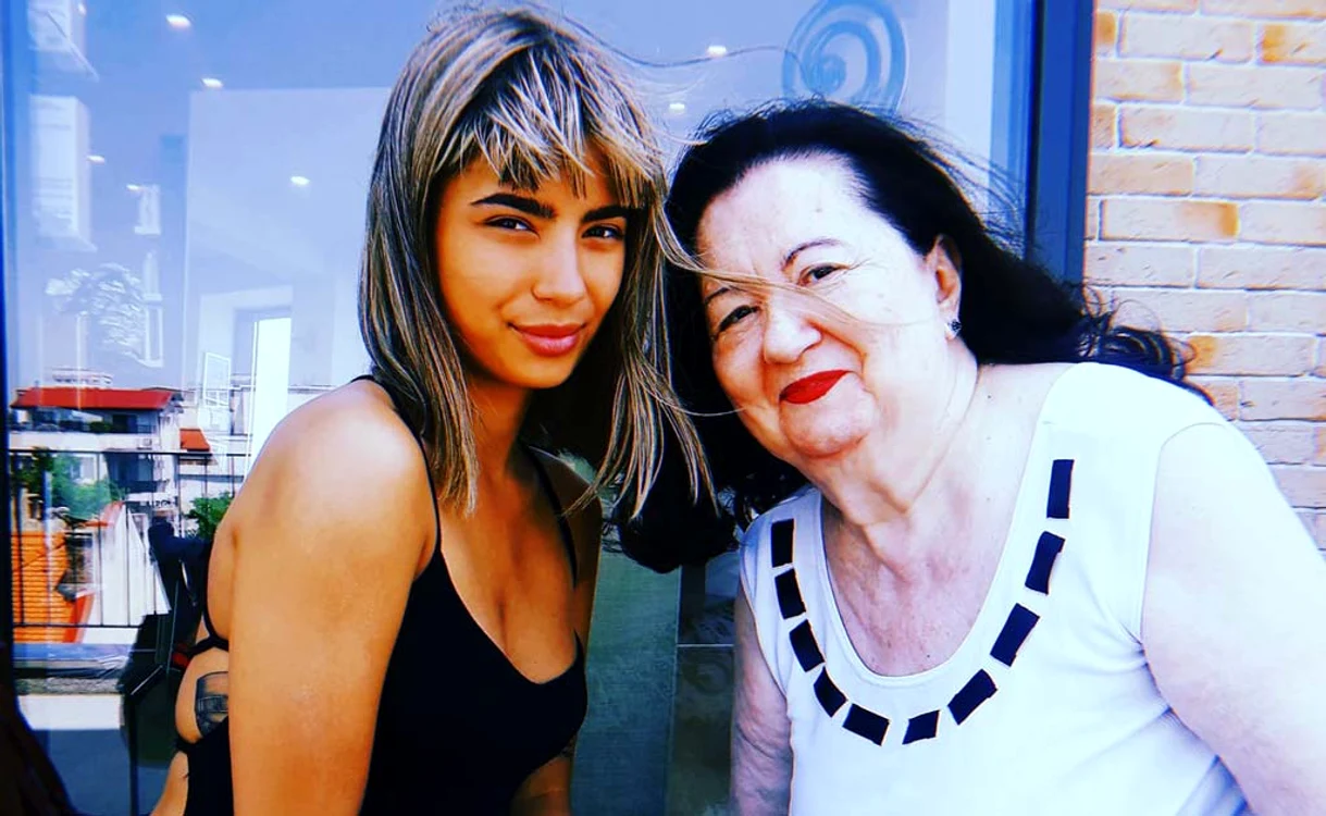 
    Calina cu a doua ei „mamă”, bunica Mioara Roman  
