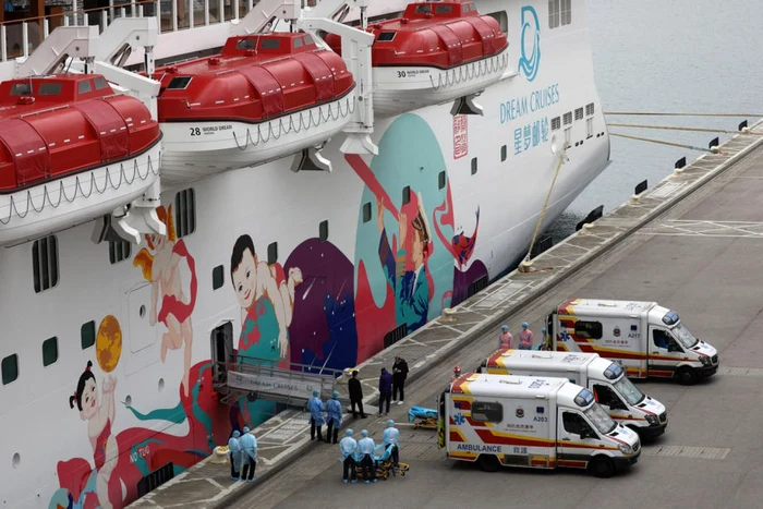 La bordul navei World Dream, andocată la Hong Kong, nu se află pasageri români. FOTO EPA-EFE/JEROME FAVRE.