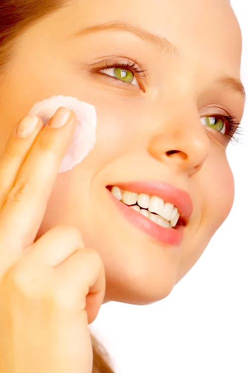
    Pentru un ten tânăr şi sănătos foloseşte produse cosmetice naturale, fără parabeni şi chimicale. Masca de față cu bicarbonat de sodiu și smântână face minuni  
